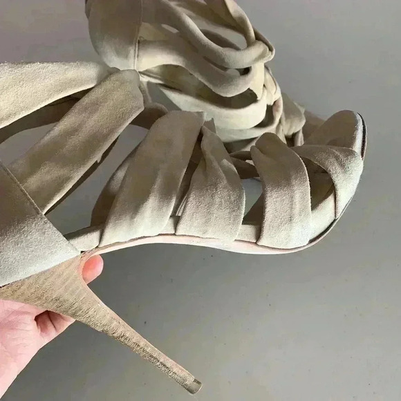 Elizabeth and James - Picture 2 of 7